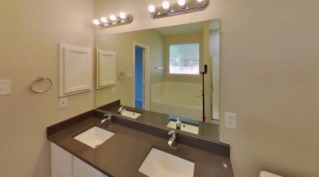 Building Photo - Inviting 3-Bedroom Home with Lush Garden & Natural Light