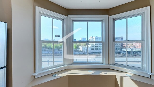 Building Photo - Convenient South End Location, Central Heat/AC, In-Unit Washer and Dryer, Private Deck.