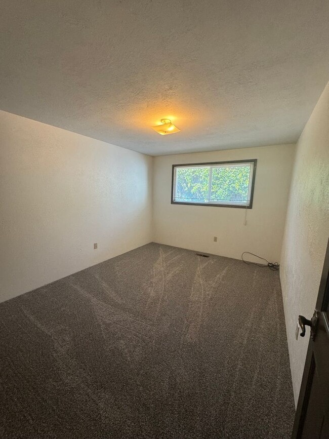 Building Photo - 3 bed 2 bath house with attached garage an...