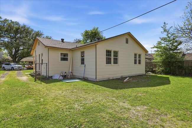 Building Photo - 519 S 13th St