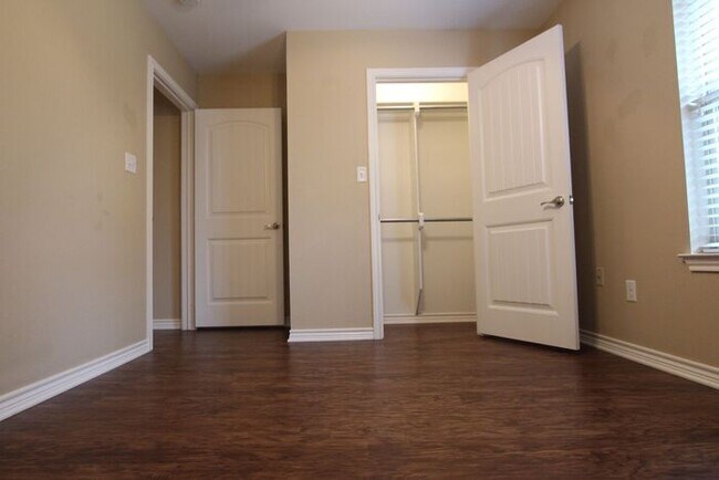 Building Photo - Coming Soon! Gorgeous 3 Bedroom Home in Th...