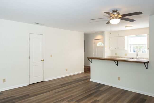 Building Photo - Spacious Two Bedroom Townhome