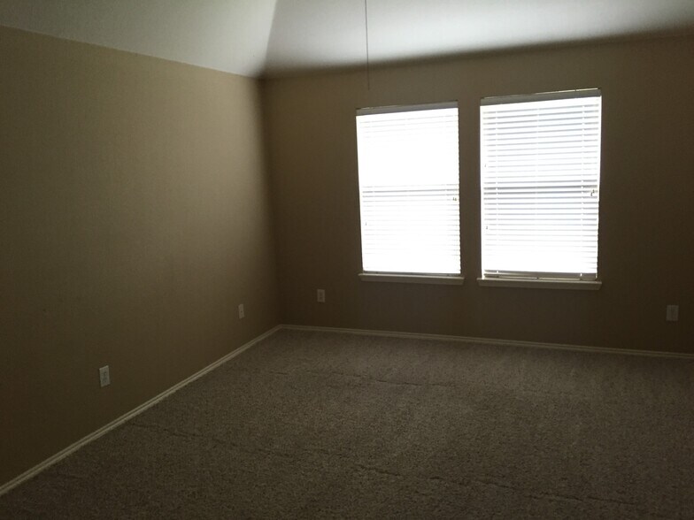 Building Photo - 1000 Warbler Ln