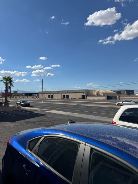 Building Photo - 432 E Sunset Rd