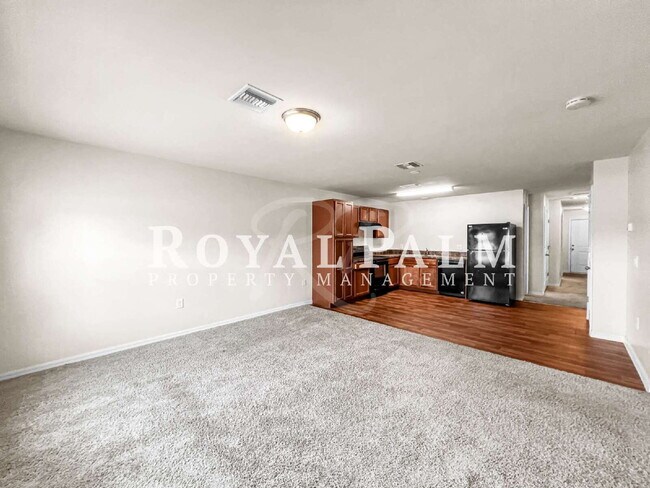 Building Photo - 4BR/2BA Duplex Living in Vistanna Villas + Washer & Dryer! — Space, Style, and Laundry Convenienc...