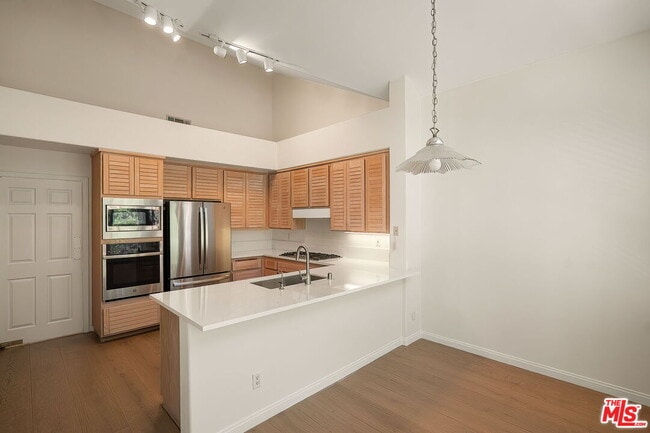 Building Photo - 604 Palisades Dr