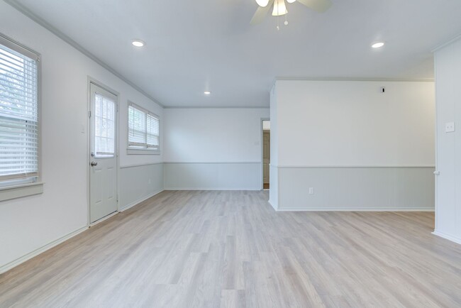 Building Photo - Adorable 4 Bed 2 Bath In Maxey Park!