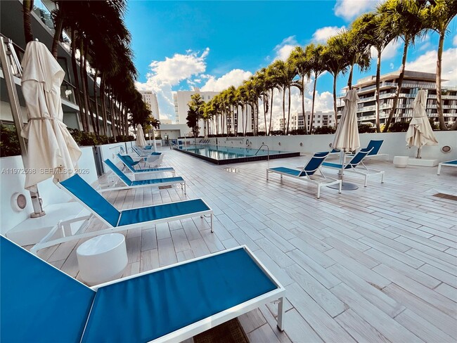 Building Photo - 1600 SW 1st Ave