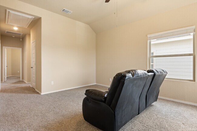 Building Photo - "Spacious 4-Bed Oasis with Granite Counter...