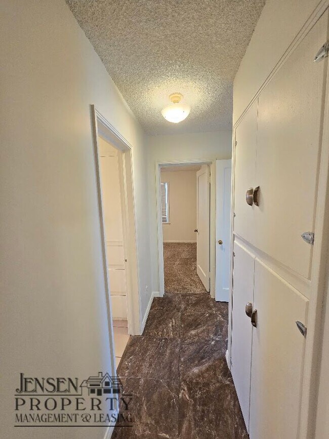 Building Photo - R698