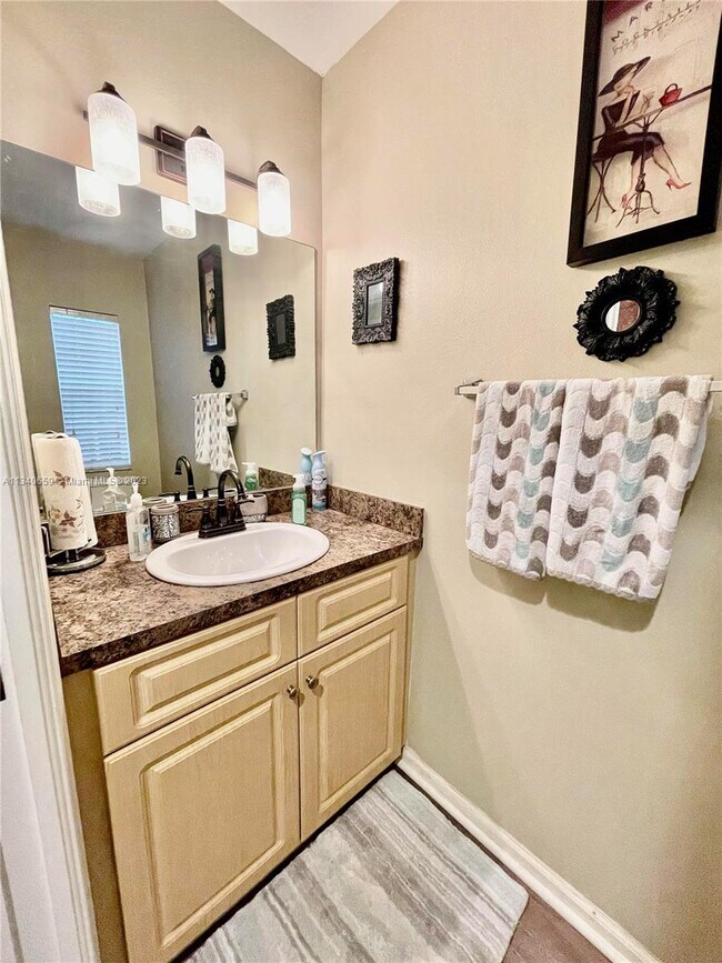 Building Photo - 1359 Avon Ln