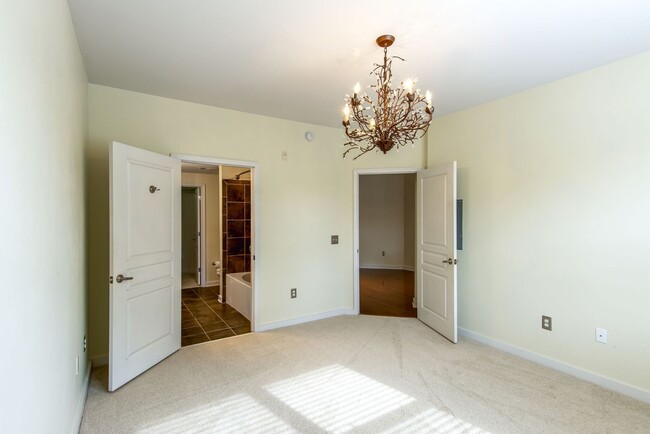 Building Photo - Rare rental opportunity at Bristol West End!