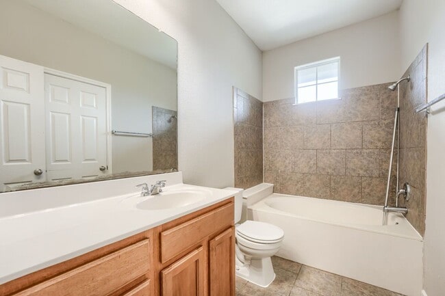 Building Photo - 2515 Allred Dr