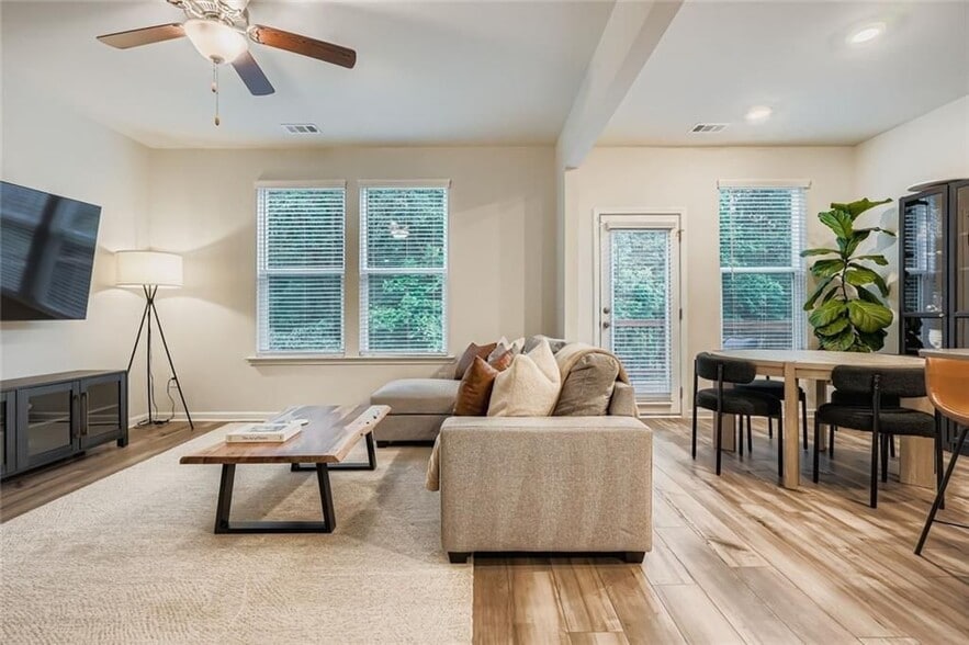 Building Photo - 4630 Blake Lp