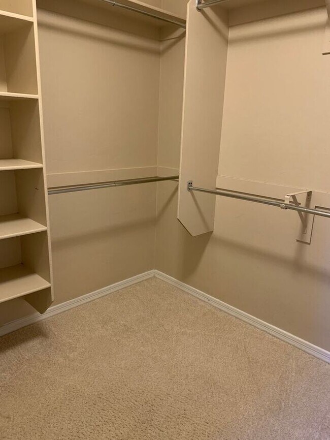 Building Photo - MOVE IN SPECIAL! $500 OFF MOVE IN COSTS WI...