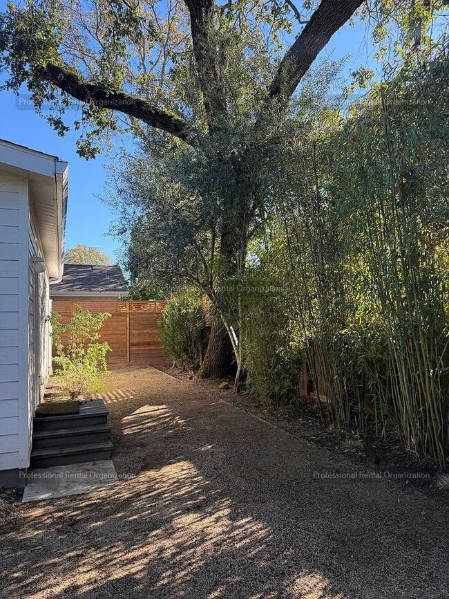 Building Photo - Wine Country Living at Its Finest