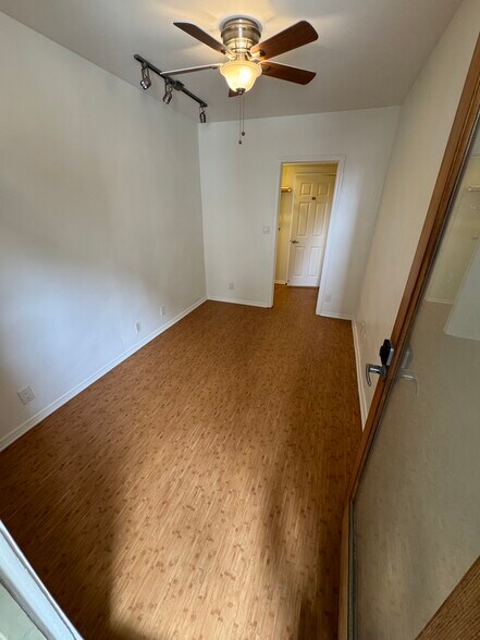 Office/Workspace - 217 Kelp St