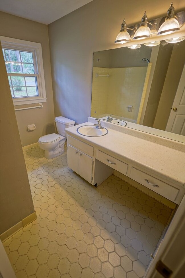 Building Photo - Sublease: Available 7/22/25 Beautiful 4/2 ...