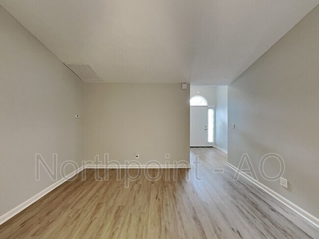 Building Photo - 972 Maple Leaf Ridge