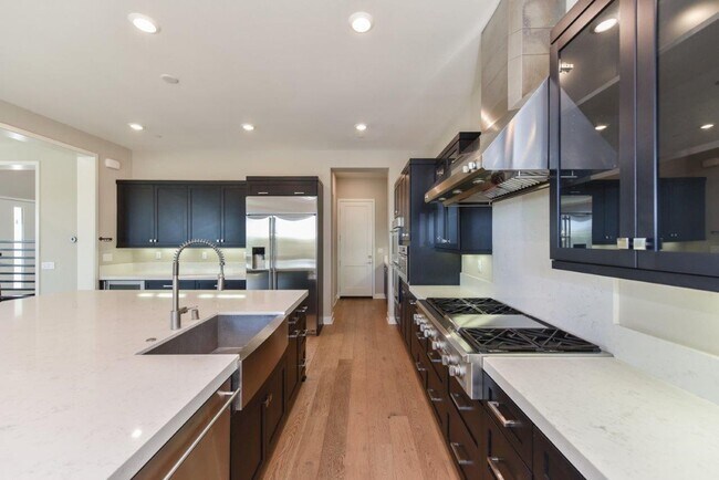 Building Photo - 4bd/4.5ba Single Family House w/ VIEW Gate...