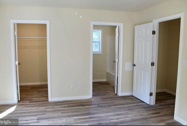 Building Photo - 520 Clyde Ave