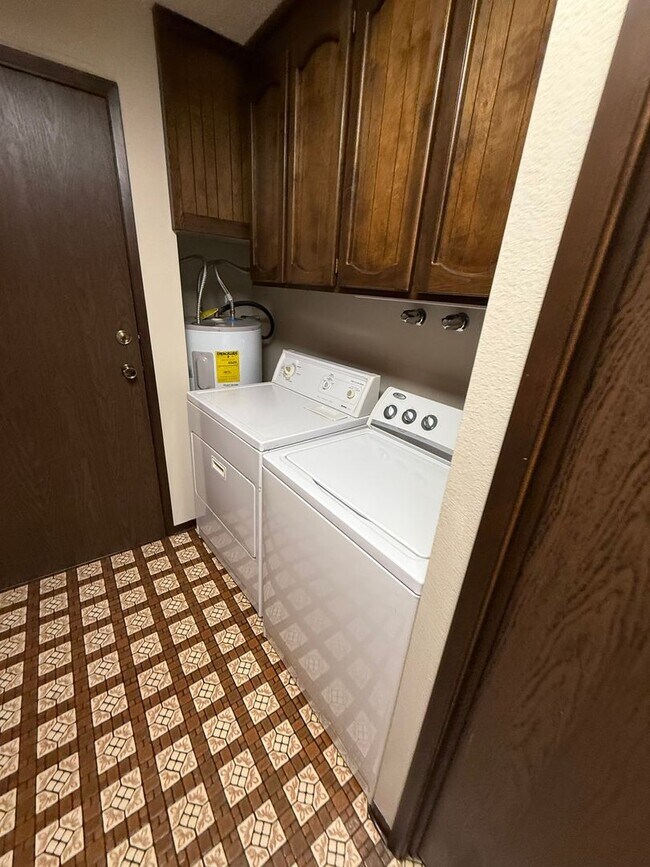 Building Photo - Charming Retro-Style 2BR in Prime Downtown Location