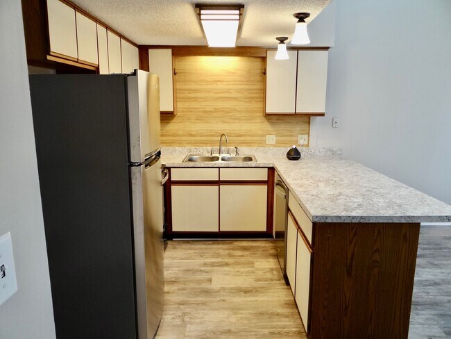 Building Photo - Rent Special w/ year lease- Beautifully Remodeled 2 Bed/2 Bath in Deer Creek @ Deerfield Surfside