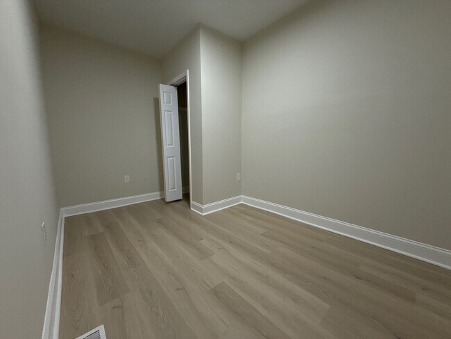 Building Photo - Three Bedroom Home in Baltimore