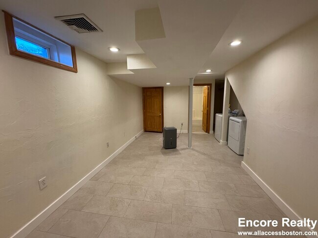 Building Photo - 24 Gardner St