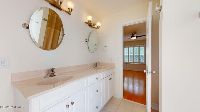 Building Photo - 536 Catamaran Dr