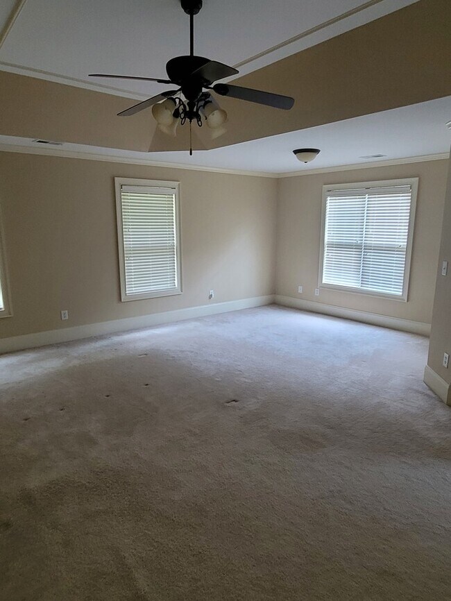 Building Photo - Home For Rent