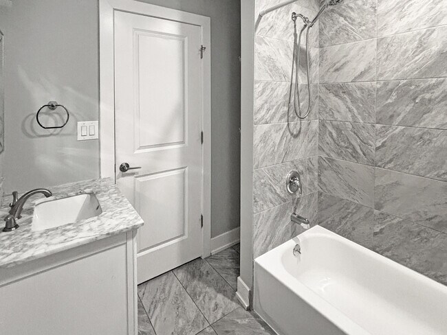 Building Photo - 1634 W Cermak Rd