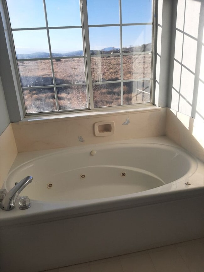 Building Photo - Amazing Panoramic Views & Room to Spread o...
