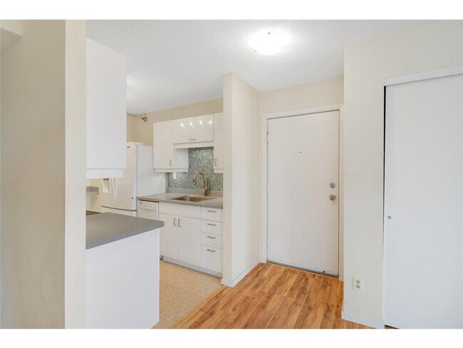 Building Photo - 66 9th St E