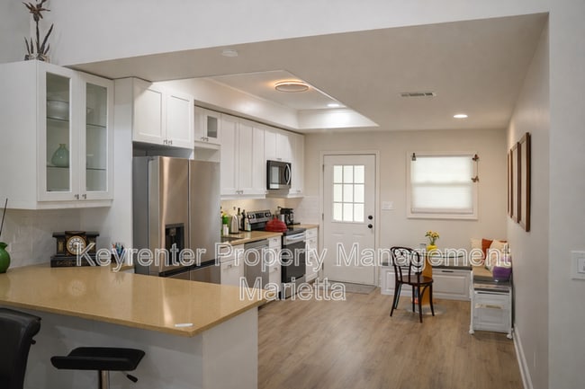 Building Photo - 603 Serramonte Dr