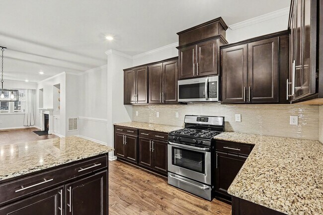 Building Photo - Spacious and Well Maintained Townhome in Austin Creek