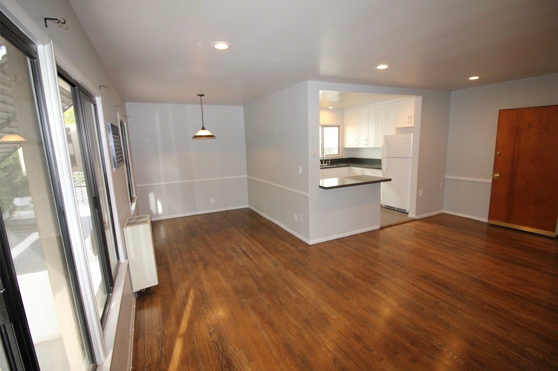 Building Photo - 5055 Laurel Canyon Blvd