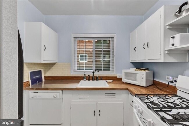 Building Photo - 1132 Valley Dr