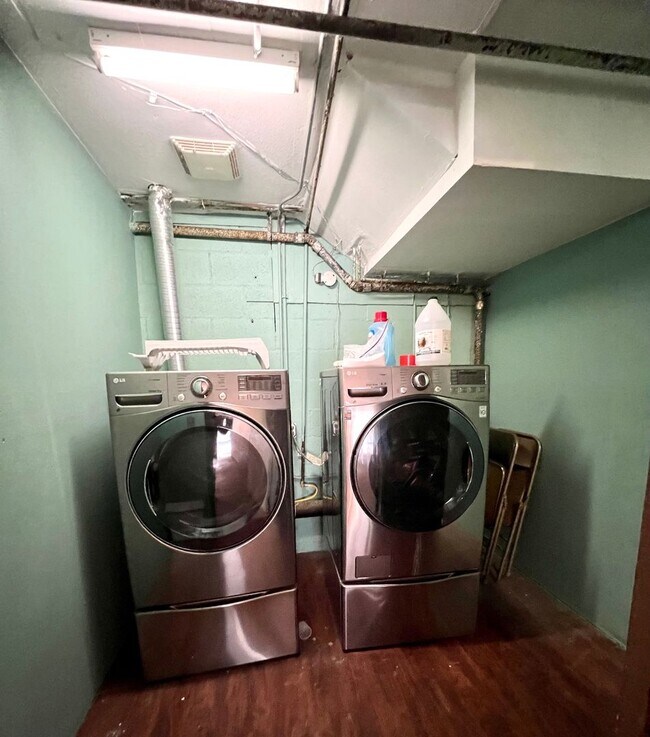Building Photo - Amazing West LA Location - 2 bd / 2.5 ba T...