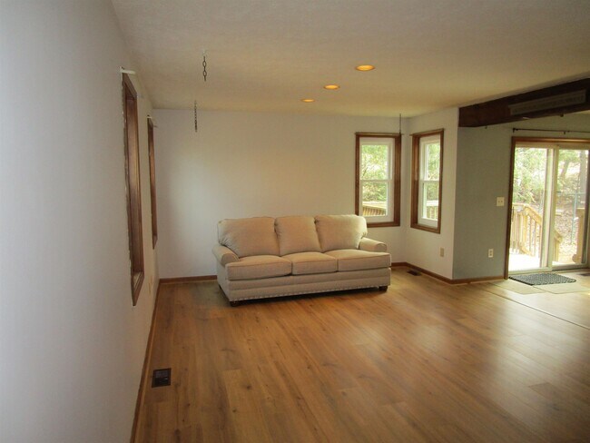 Building Photo - 24 Bobbys Ln