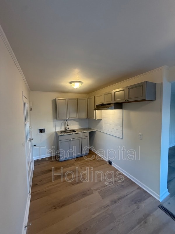 Building Photo - 832 E Brookline St