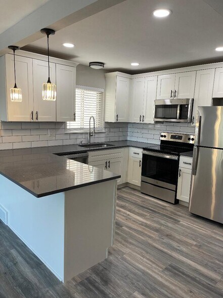 Building Photo - 216 S Clay Ave