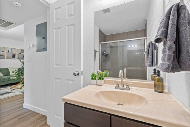 Building Photo - 1741 S Mill Ave