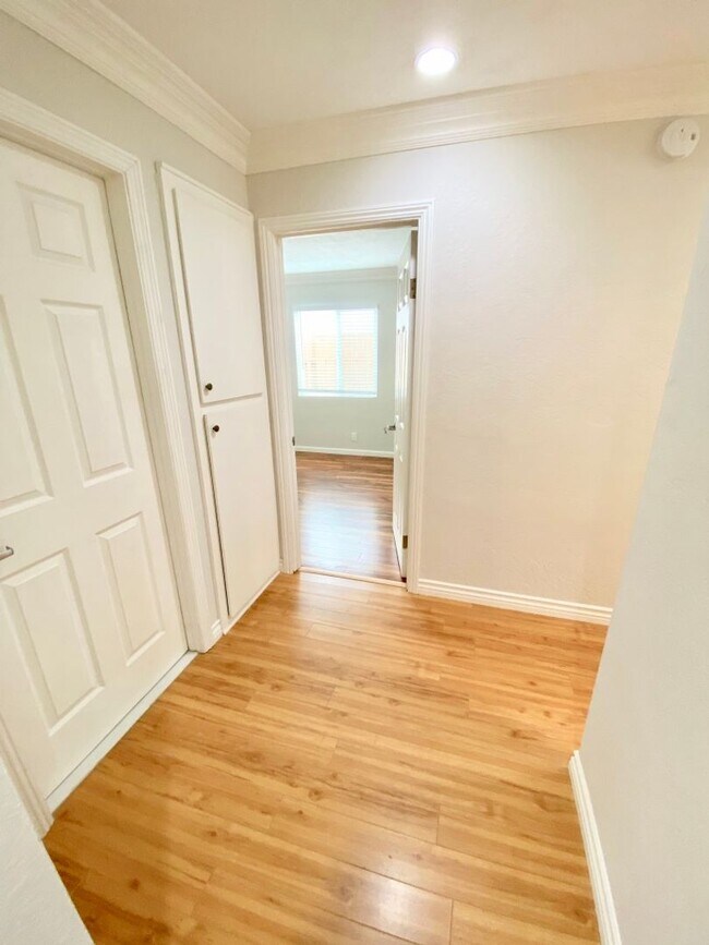 Building Photo - 10216 Empress Ave