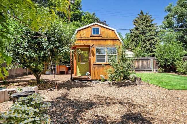 Building Photo - 2 Bedroom Cottage in the North End with to...