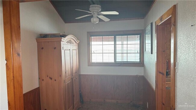 Building Photo - 8504 Lago Vista Dr