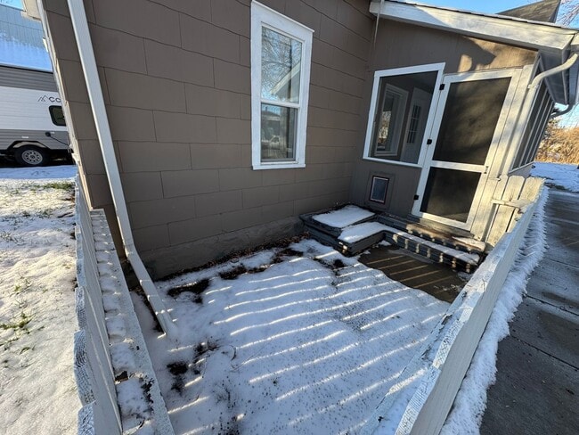 Building Photo - Cozy Updated 2-Bed Home with Garage