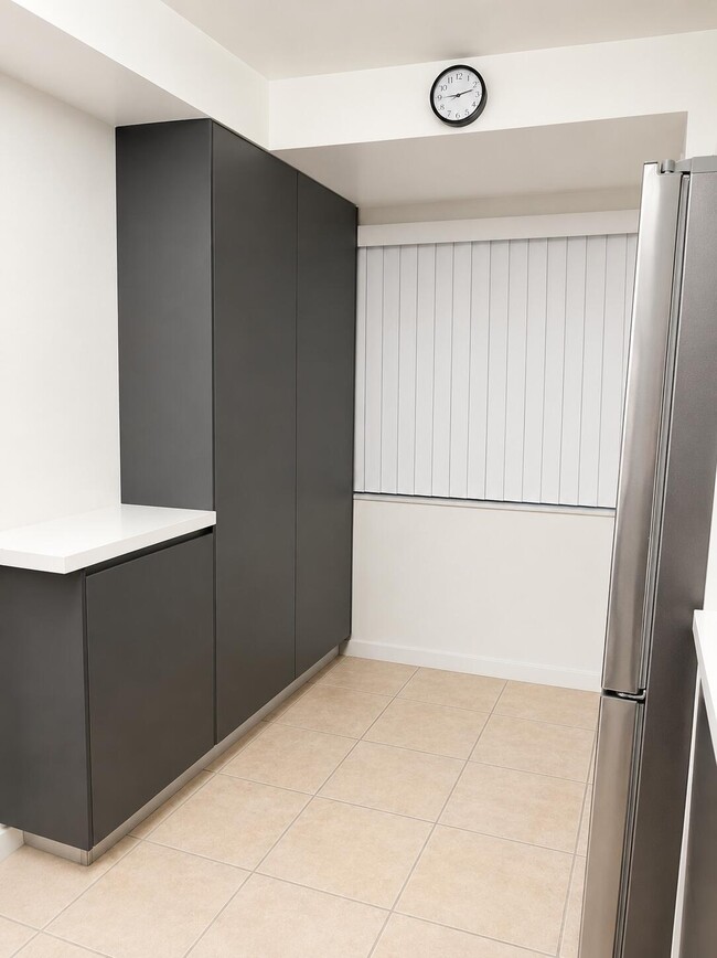 Building Photo - 450 Commodore Dr