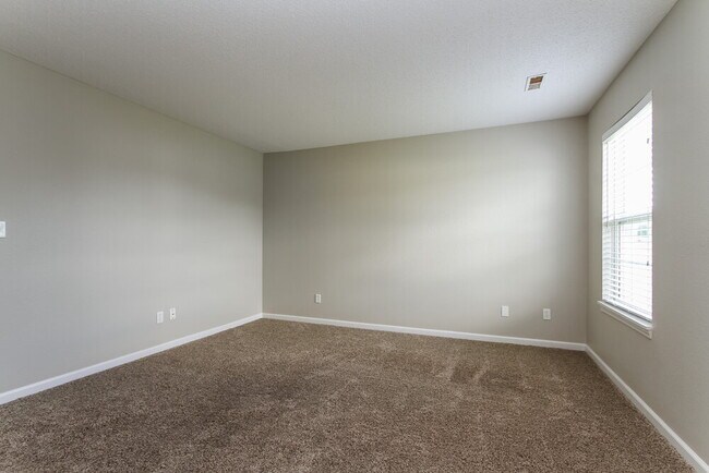 Building Photo - 713 Millbrook Dr