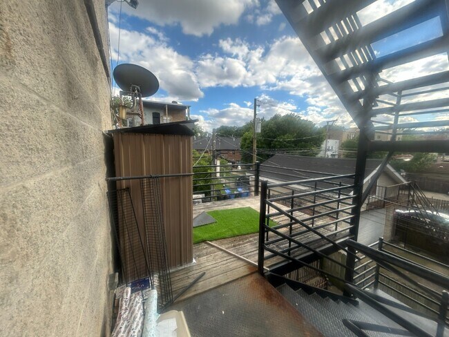 Building Photo - Top Floor Duplex Up, 3bd/2bth with Two Large Private Decks, Avail 8/1